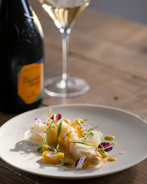 Kanji Kobayashi serving a gastronomic plate and a bottle of La Grande Dame 2015